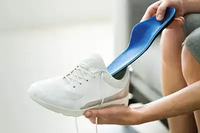 Soft-flowing materials for insoles