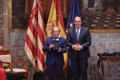 Pikolinos founder receives business and social merit award